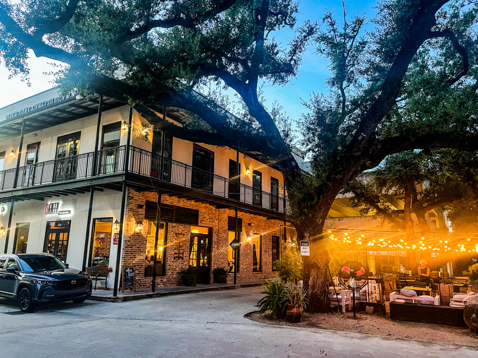 Outdoor Dining Area at Dante's Restaurant with Cozy Seating and Lush Greenery